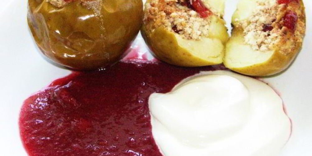 Как приготовить яблоки запеченые с творогом и вишней