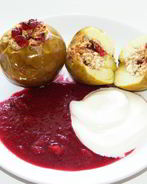 Яблоки запеченые с творогом и вишней