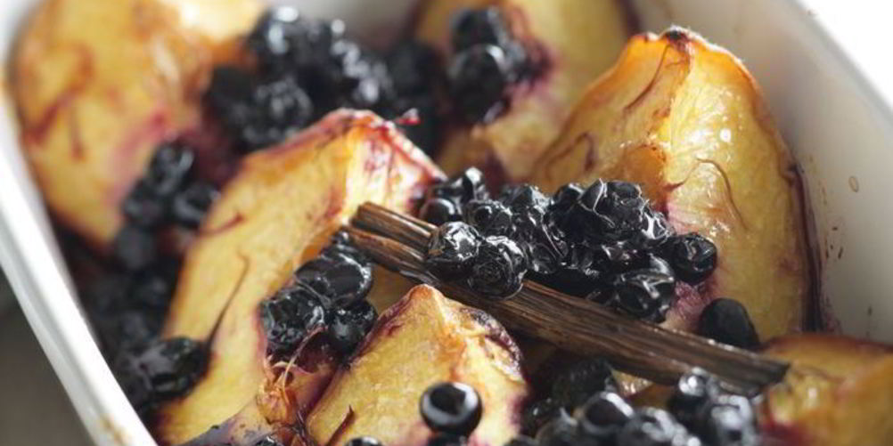 Как приготовить запеченные персики с черникой