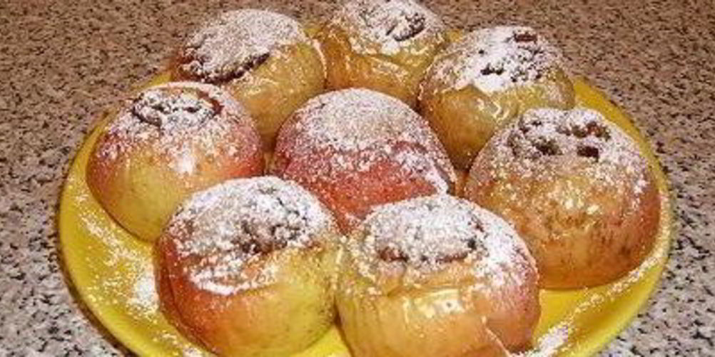 Как приготовить запеченные яблоки с орехами, изюмом, медом и корицей