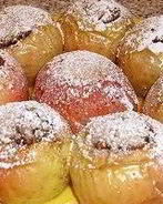 Запеченные яблоки с орехами, изюмом, медом и корицей