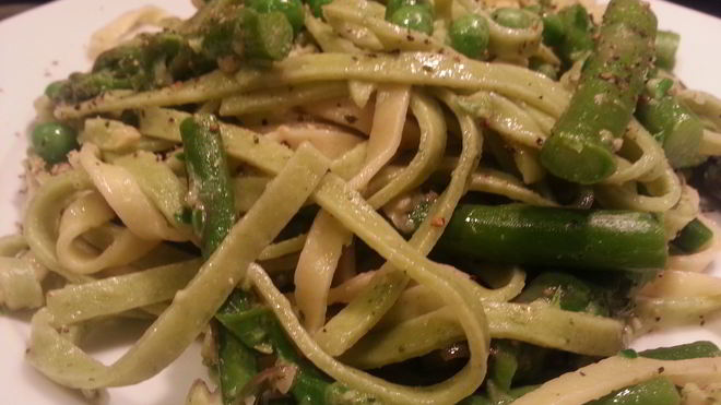 Рецепт Домашняя лапша с горошком и орехово-чесночным соусом