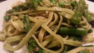 Рецепт Домашняя лапша с горошком и орехово-чесночным соусом