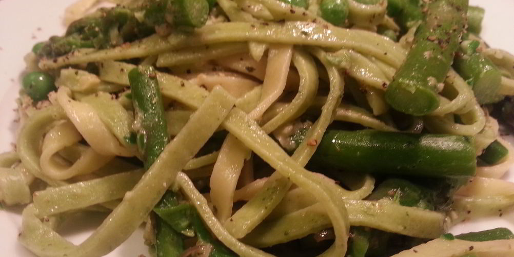 Как приготовить домашняя лапша с горошком и орехово-чесночным соусом