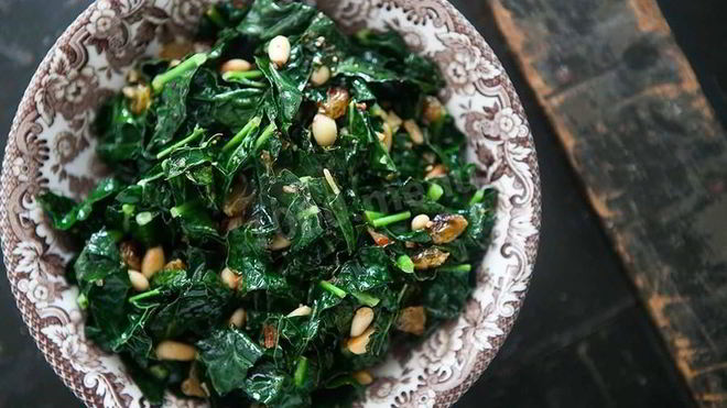 Рецепт Гарнир из мангольда с кедровыми орешками и изюмом