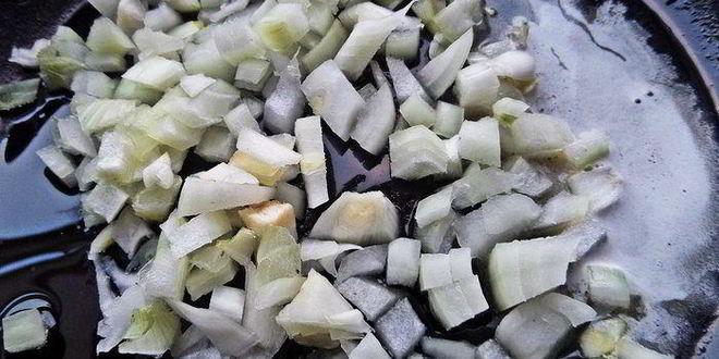 Рецепт чечевица с пикантным луком и авокадо