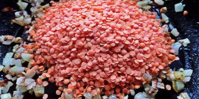 Рецепт чечевица с пикантным луком и авокадо