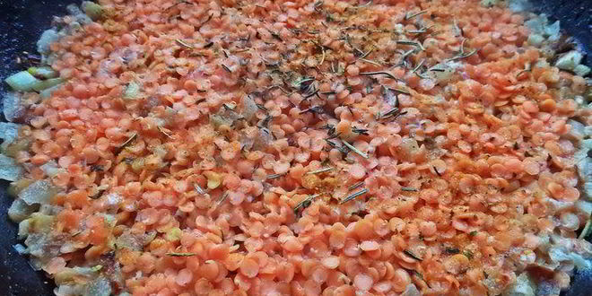 Рецепт чечевица с пикантным луком и авокадо