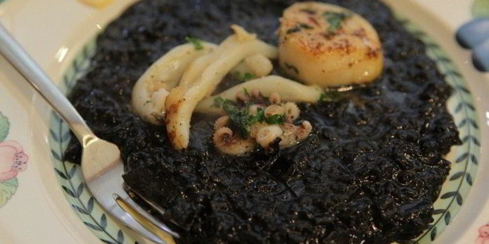 Как приготовить черный рис с кальмарами и морскими гребешками