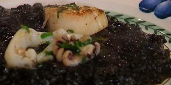 Рецепт черный рис с кальмарами и морскими гребешками