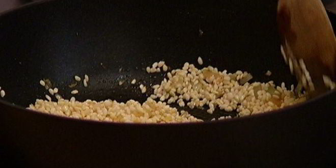 Рецепт черный рис с кальмарами и морскими гребешками