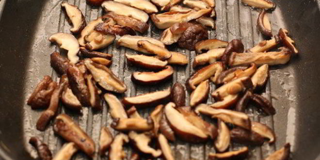 Рецепт футомаки с омлетом и шиитаке