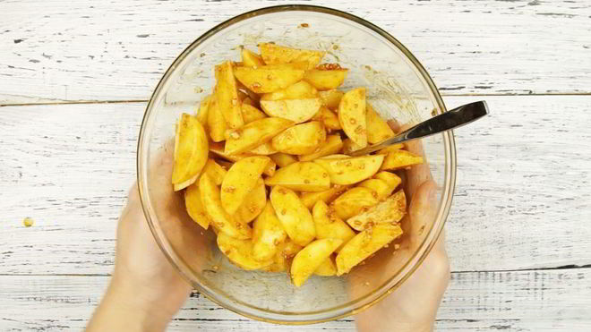 Рецепт Картофель с чесночным соусом в рукаве