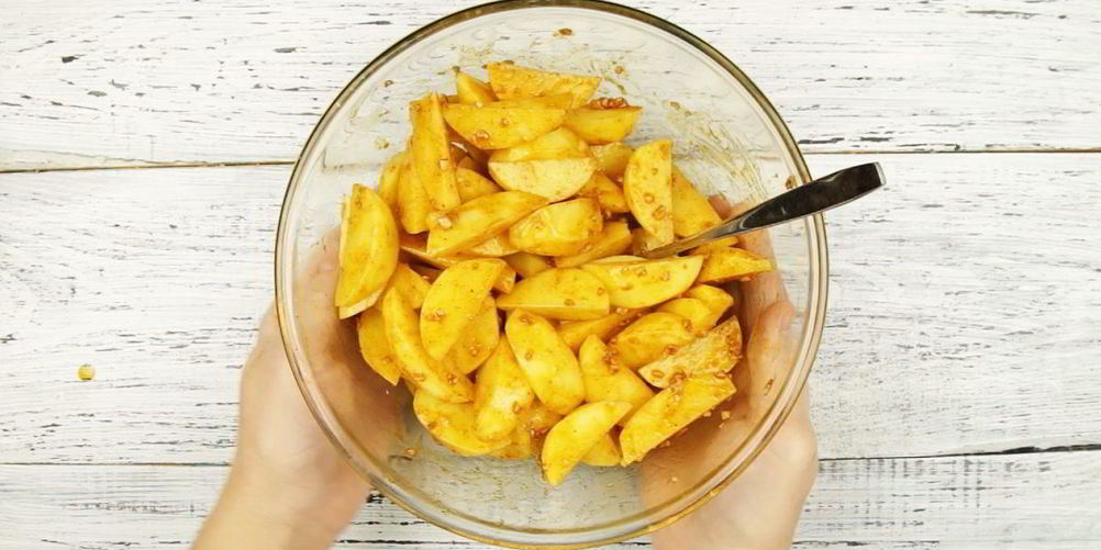 Как приготовить картофель с чесночным соусом в рукаве