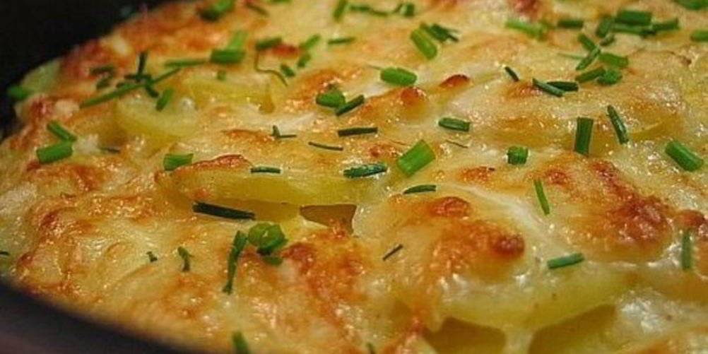 Как приготовить картофель со сметаной в духовке