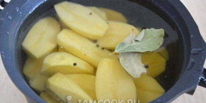 Рецепт картофель в сметанном соусе с кресс-салатом