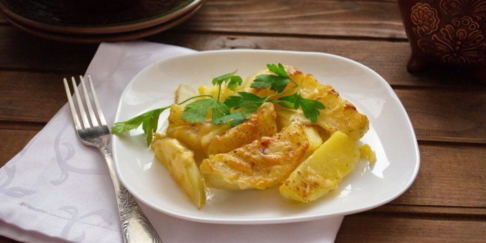 Как приготовить картошка под сыром в духовке