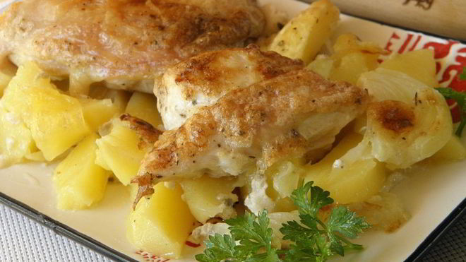Рецепт Картошка с курицей в духовке под соусом
