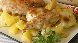 Рецепт Картошка с курицей в духовке под соусом