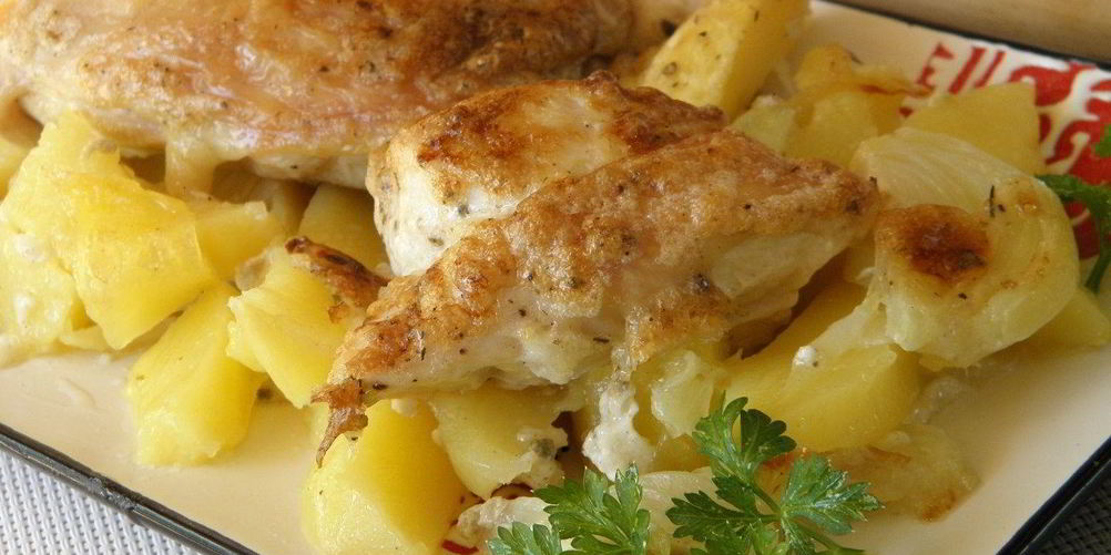 Как приготовить картошка с курицей в духовке под соусом