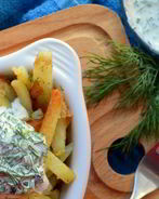 Классический жареный картофель со свежим соусом