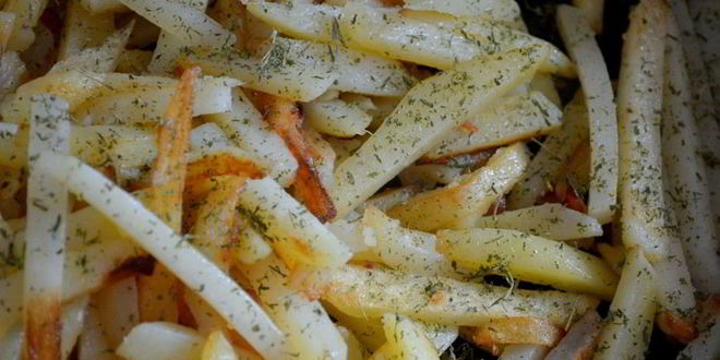 Рецепт классический жареный картофель со свежим соусом