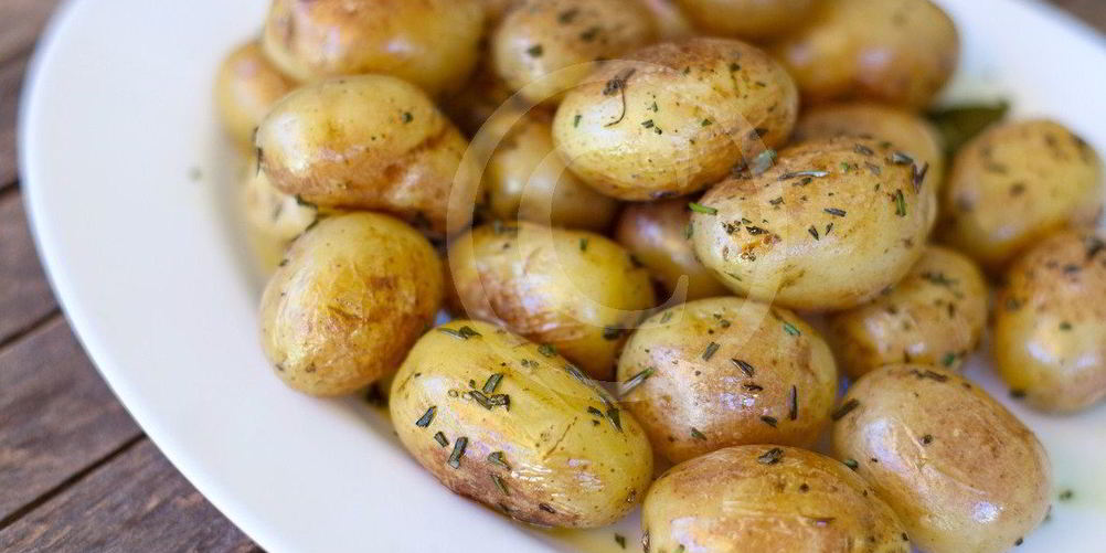 Как приготовить молодой картофель, обжаренный с розмарином