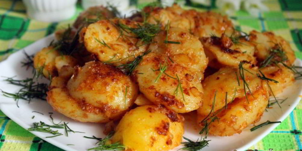 Как приготовить молодой картофель обжаренный в сливочном масле с паприкой и чесноком