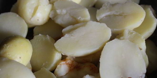 Рецепт молодой картофель обжаренный в сливочном масле с паприкой и чесноком