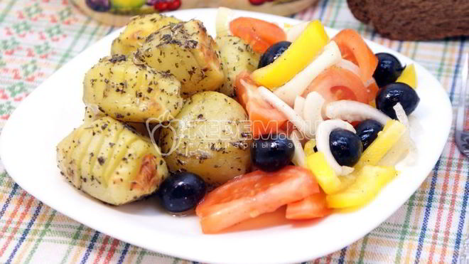 Рецепт Пряный картофель с салатом