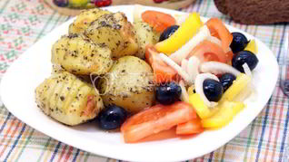 Рецепт Пряный картофель с салатом