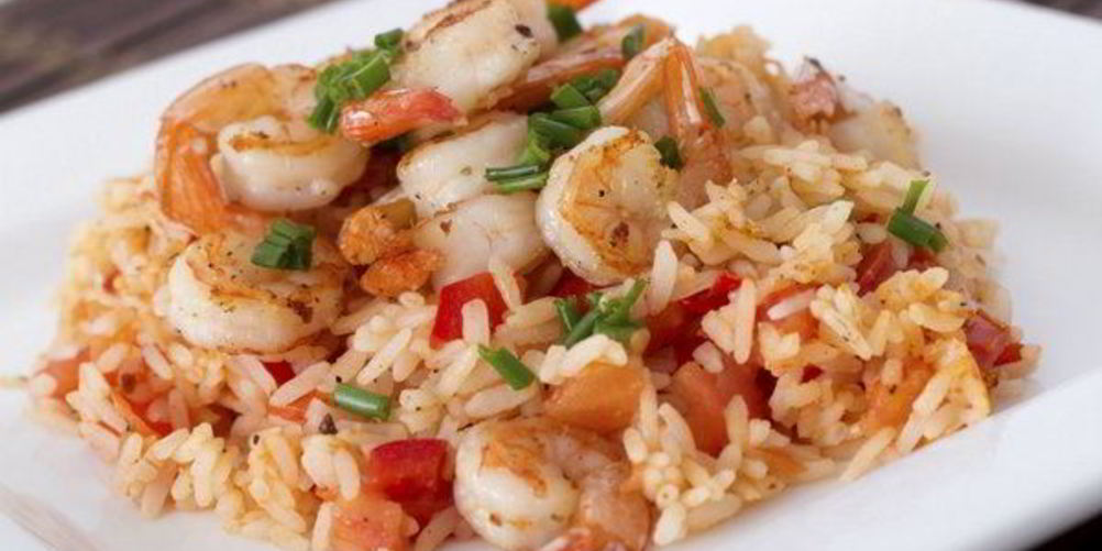 Как приготовить рис с креветками, зеленым горошком и перцем