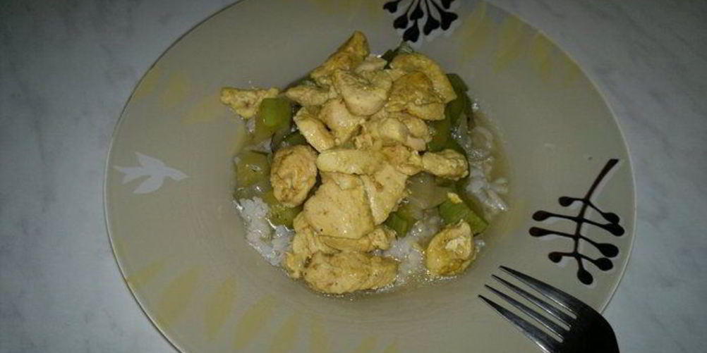 Как приготовить рис с курицей в стиле карри и овощи на пару