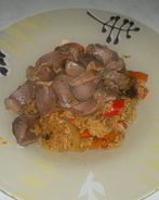 Рис с соевым соусом и сладким перцем и индюшачьи желудочки с чили перцем и имбирем