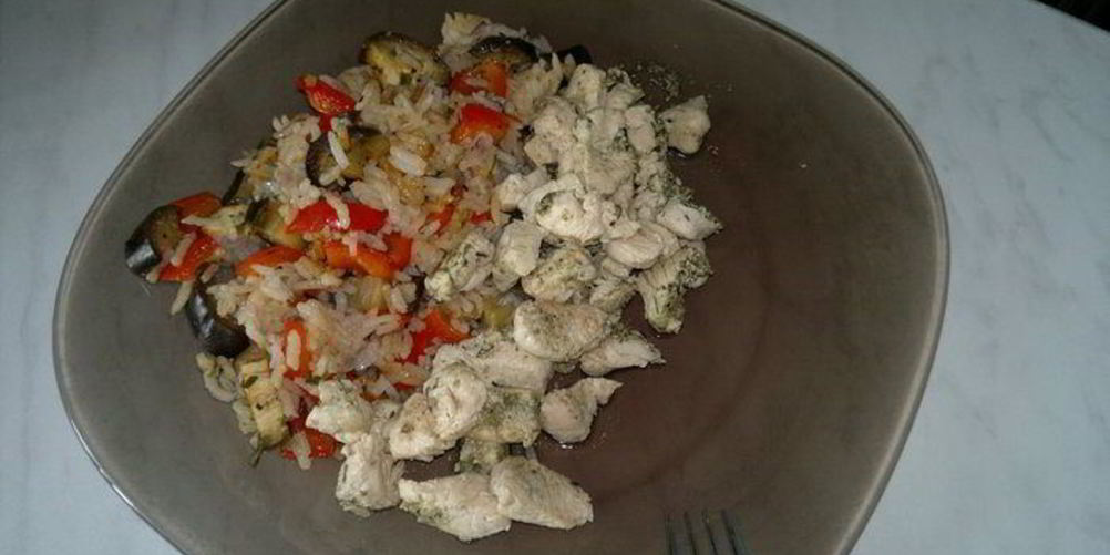 Как приготовить рис с весенними овощами и куриная грудка в травах