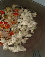 Рис с весенними овощами и куриная грудка в травах