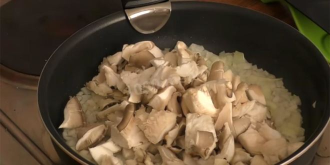Рецепт жареная картошка с вешенками на сковороде