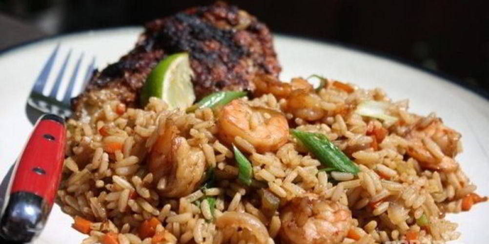 Как приготовить жареный рис с креветками и овощами