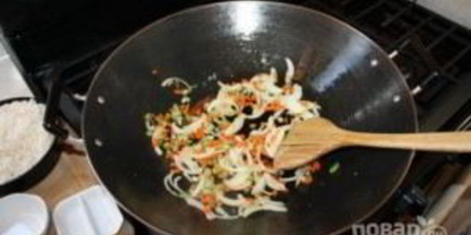 Рецепт жареный рис с креветками и овощами