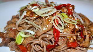 Рецепт Гречневая лапша со свининой и овощами