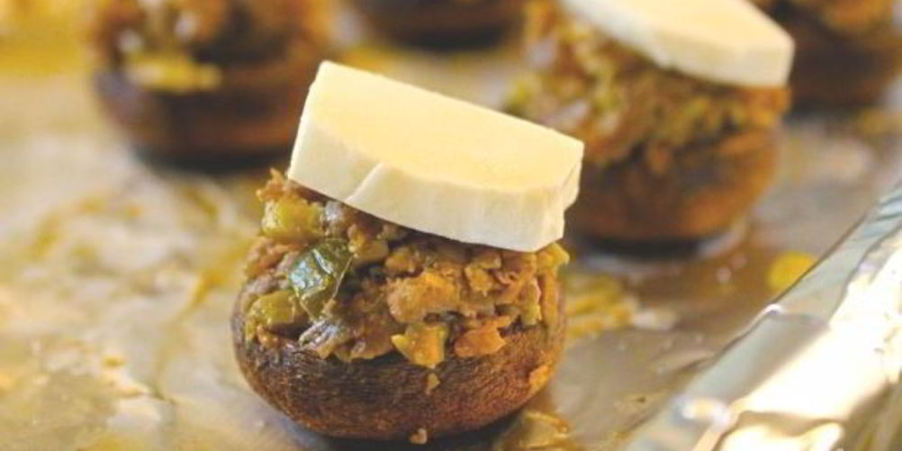 Как приготовить фаршированные грибы с оливками и орехами