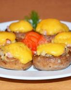 Фаршированные шампиньоны под сырной шапочкой