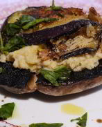 Грибы на гриле с нутом и баклажанами