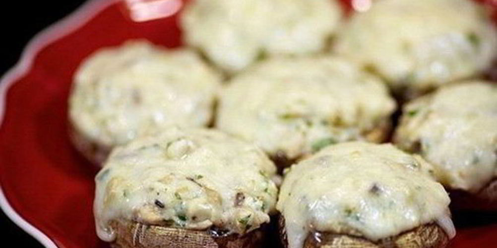 Как приготовить шампиньоны, фаршированные курицей и сыром