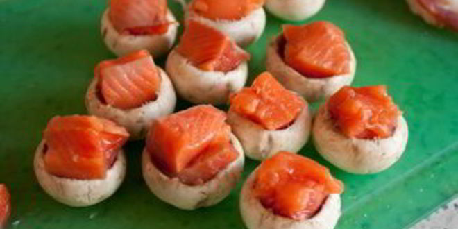 Рецепт шампиньоны с лососем в беконе