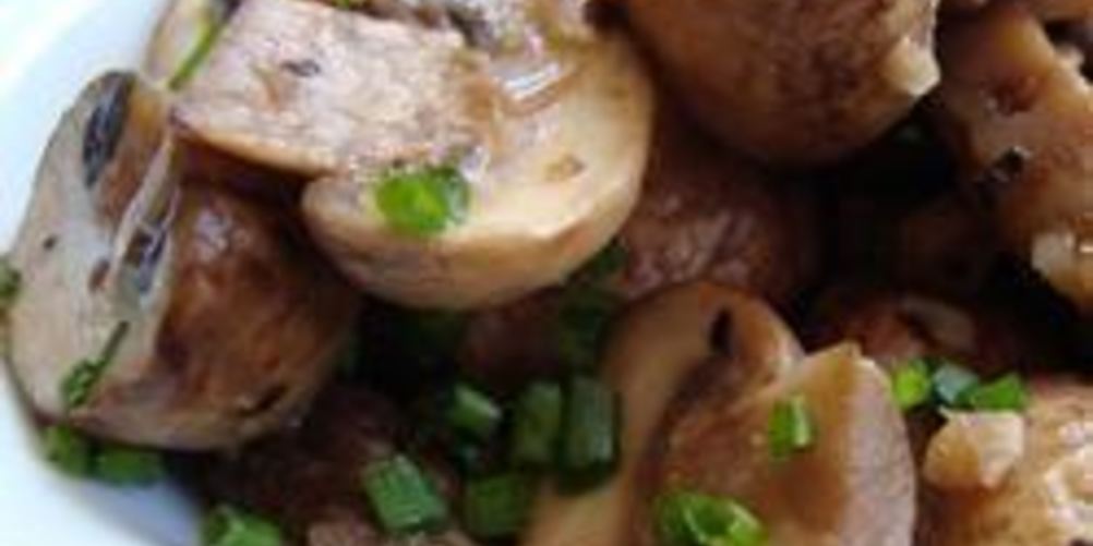 Как приготовить шампиньоны, тушенные с белым вином и чесноком