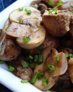 Шампиньоны, тушенные с белым вином и чесноком