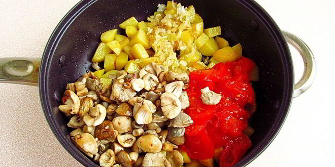 Рецепт сыроежек тушенных с овощами в сметаннома соусе