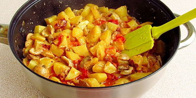 Рецепт сыроежек тушенных с овощами в сметаннома соусе