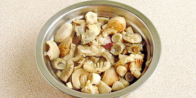 Рецепт сыроежек тушенных с овощами в сметаннома соусе